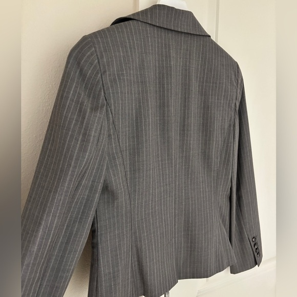 Ann Taylor 99% Wool Blazer, Lined Suit Jacket in Gray Pinstripe Size 4 Petite - Picture 8 of 10